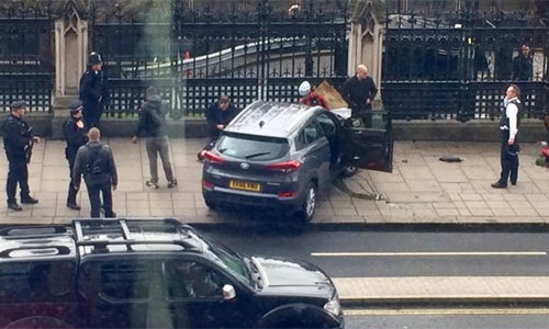 Detenido el conductor del coche que chocó contra la valla del Parlamento británico